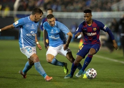 Pemain Barcelona Ansu Fati mengocek dua pemain UD Ibiza dalam pertandingan babak 32 besar Copa del Rey, Kamis (23/1/2020). [AFP]