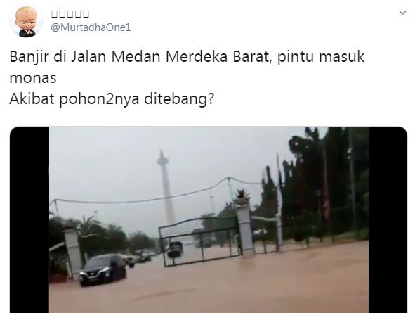 Pintu masuk Monas di Medan Merdeka Barat kebanjiran (Twitter/murtadhaone1)