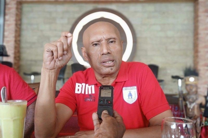 Ketua Umum Persipura Jayapura Benhur Tomi Mano (ANTARA / Alfian Rumagit)