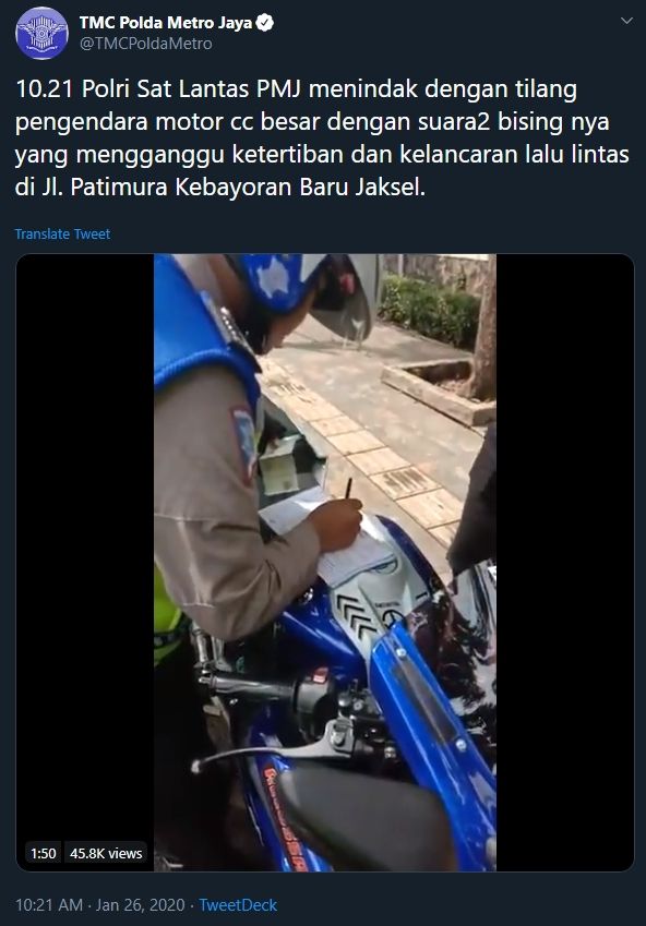 Cuitan akun TMC Polda Metro Jaya yang bikin salah fokus. (Twitter)