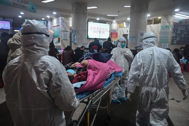 Petugas medis di Rumah Sakit Wuhan China menangani pasien pengidap virus corona. (Foto: AFP)