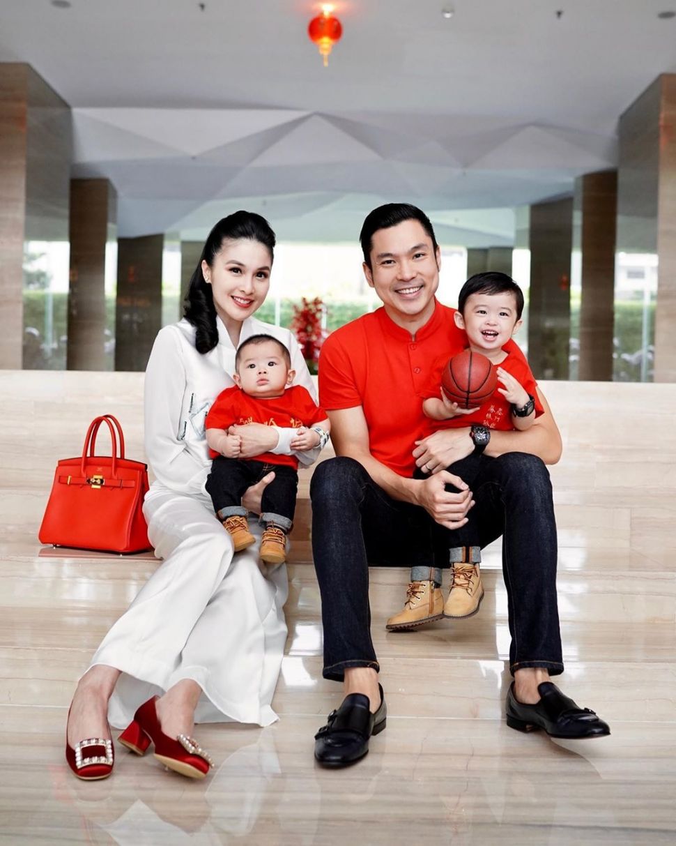 Sandra Dewi serta Harvey Moeis dengan dua putranya. [Instagram]