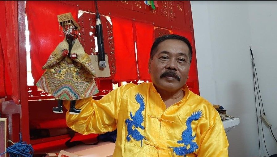 Sugiyo Waluyo, Dalang Wayang Potehi. (Suara.com/Dini Afrianti Efendi)