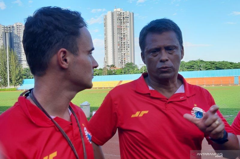 Pelatih Persija Jakarta Sergio Farias (kanan) dan asisten pelatih Rodrigo Pellegrini memberikan keterangan usai memimpin latihan skuatnya Stadion Soemantri Brodjonegoro, Jakarta, Senin (27/1/2020). (ANTARA/Michael Siahaan)