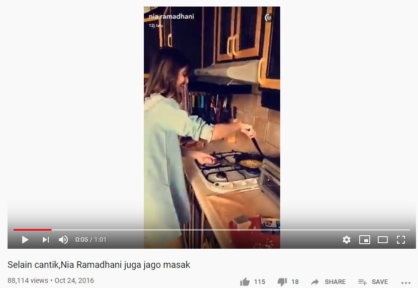 Petikan video Nia Ramadhani mahir memasak [Youtube/Inivideo]