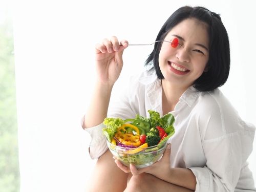 Ilustrasi Makan Buah dan Sayur untuk Jaga Kesehatan Usus. (Shutterstock)