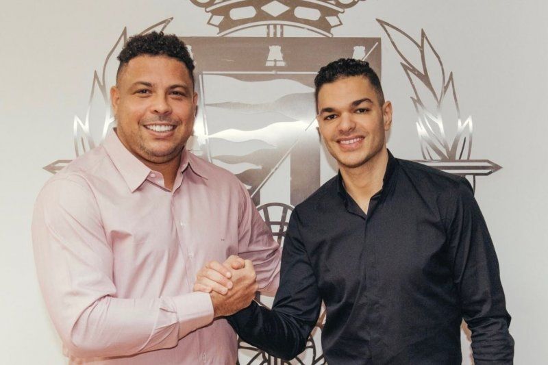 Hatem ben Arfa (kanan) bersalaman dengan pemilik Real Vallodolid (kiri) Ronaldo.(twitter.com)