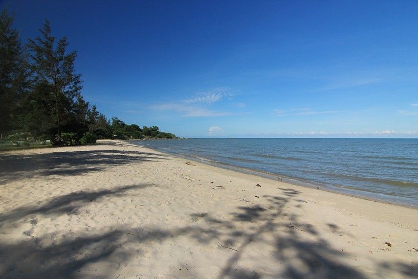 Pantai Nyiur Melambai, Belitung. (Indonesia Kaya)