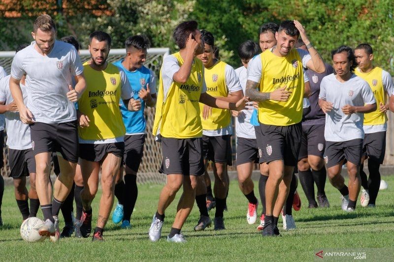 Pesepak bola Bali United melakukan pemanasan dalam sesi latihan di Lapangan Samudra Kuta, Badung, Bali, Jumat (17/1/2020). ANTARA FOTO/Nyoman Hendra Wibowo/nz