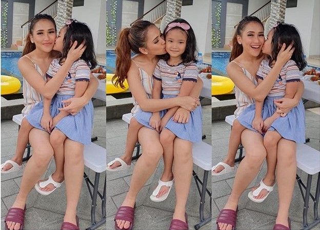 Ayu Ting Ting bersama putrinya, Bilqis. [Instagram]