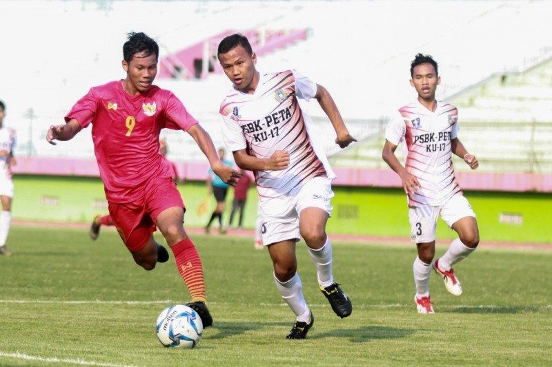 Pertandingan antara Timnas U16 melawan PSBK Blitar di Stadion Gelora Delta Sidoarjo, Kamis. (Marul) 