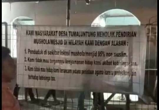 Spanduk berisi alasan penolakan pembangunan musala di Tumaluntung (ist)