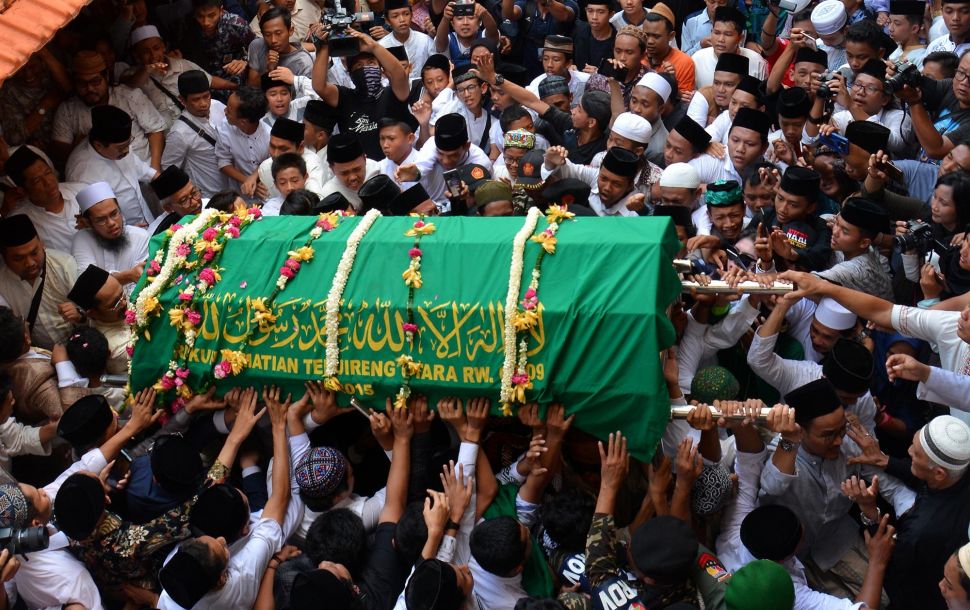 Ribuan santri berebut memegang keranda jenazah almarhum KH Salahuddin Wahid atau Gus Sholah saat dibawa ke masjid untuk disholati di Pesantren Tebuireng Jombang, Jawa Timur, Senin (3/2). [ANTARA FOTO/Syaiful Arif]