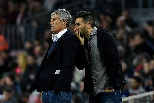 Pelatih Barcelona Quique Setien terlihat kesal dalam pertandingan La Liga kontra Levante di Camp Nou, Senin (3/2/2020). [AFP]