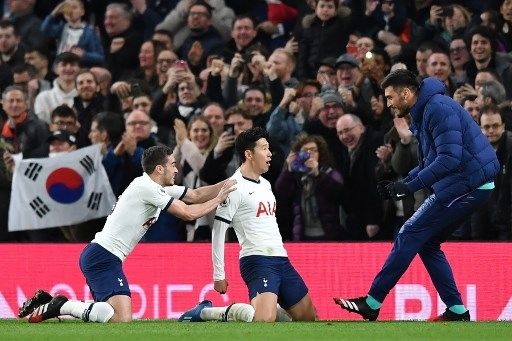 Striker Tottenham Hotspur Son Heung-Min (tengah) merayakan golnya ke gawang Manchester City dalam lanjutan Liga Inggris di Tottenham Hotspur Stadium. Ben STANSALL / AFP