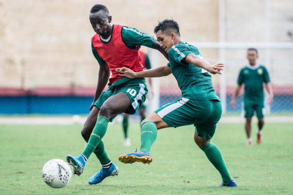 Aksi Makan Konate di sesi latihan Persebaya Surabay. (Dok. Persebaya)