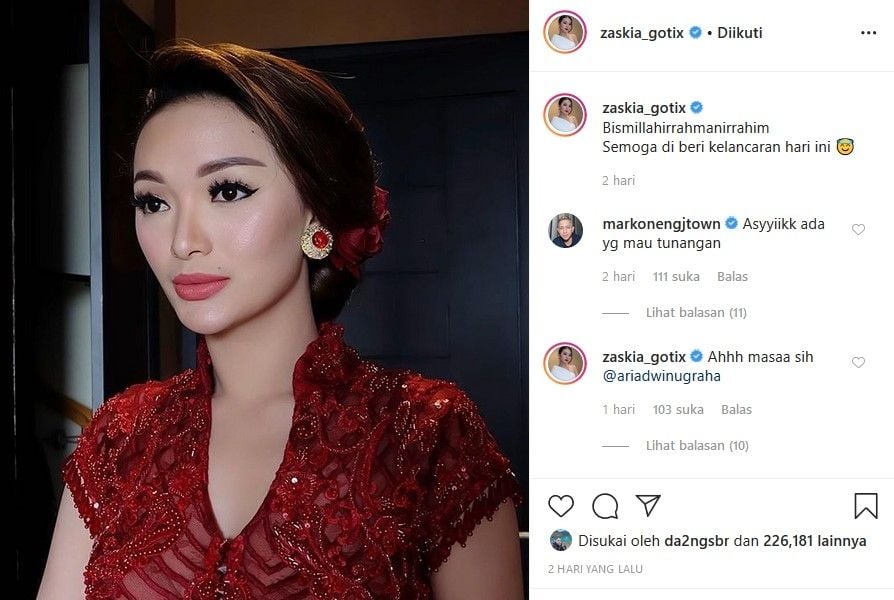 Zaskia Gotik diduga menggelar acara lamaran. [Instagram]