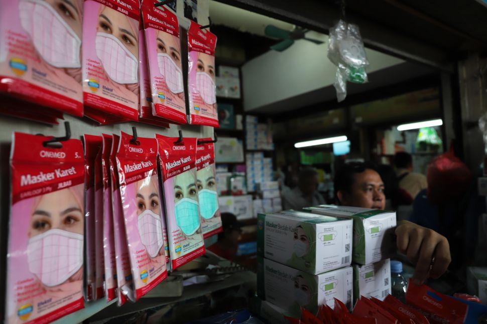 Penjual masker di Pasar Pramuka, Jakarta Timur, Rabu (05/02). [Suara.com/Alfian Winanto]