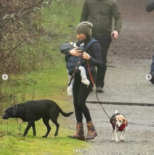 Meghan Markle jalan-jalan bersama Archie dan dua anjingnya. (Instagram/@meghanmarkle_official)