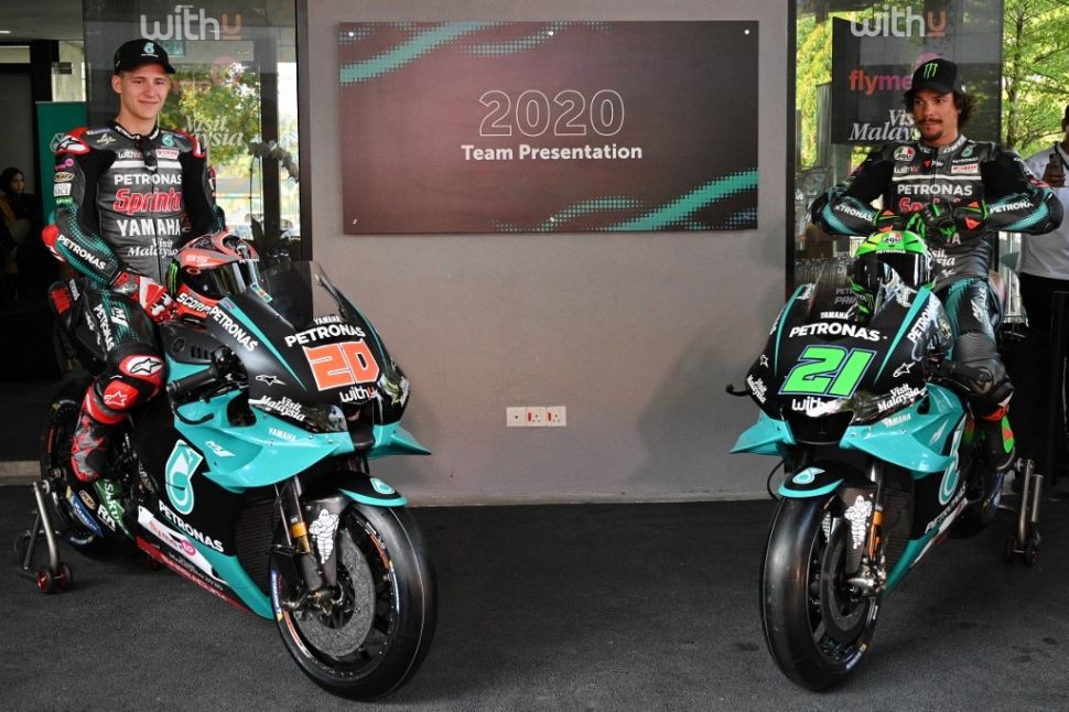 Fabio Quartararo (kiri) dan Franco Morbidelli dalam peluncuran motor dan tim untuk MotoGP 2020 di Sirkuit Sepang, Malaysia, Kamis (6/2/2020). [AFP/Mohd Rasfan]