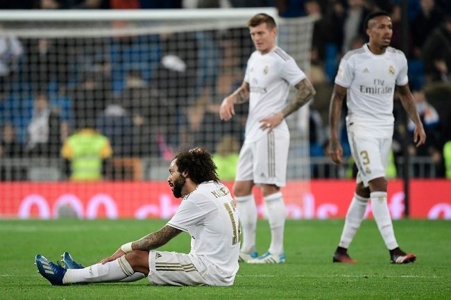 Para pemain Real Madrid tampak lesu usai disingkirkan Real Sociedad dari ajang Copa Del Rey dengan skor 3-4 di Santiago Bernabeu, Jumat (7/2/2020) dini hari WIB. (Foto: AFP)