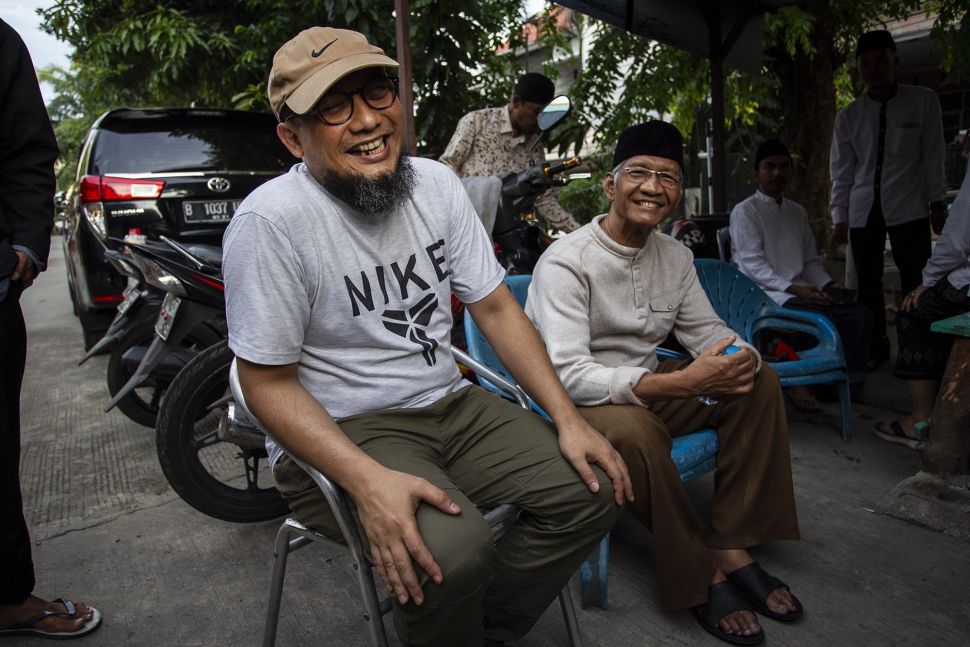 Penyidik KPK Novel Baswedan (kiri) menyapa awak media usai rekonstruksi kasus penyiraman air keras terhadap dirinya di Jalan Deposito, Kelapa Gading, Jakarta, Jumat (7/2). [ANTARA FOTO/Dhemas Reviyanto]