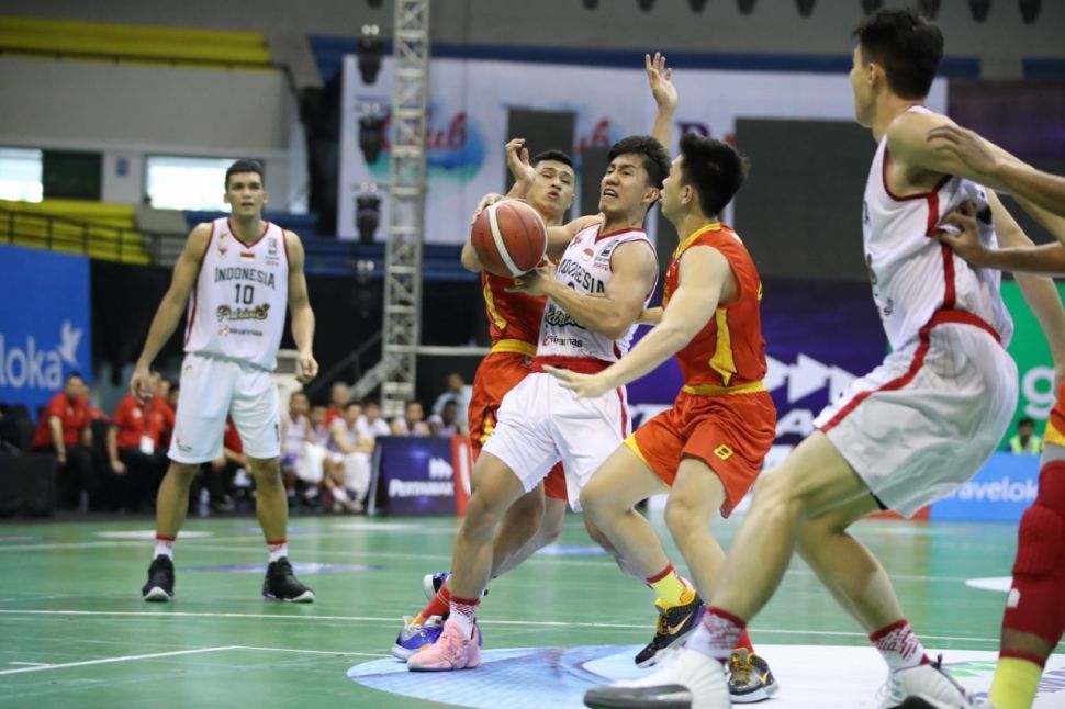 Pemain Timnas basket Indonesia, Hardianus Lakudu berusaha mempertahankan bola dari para pemain Satya Wacana Salatiga dalam laga lanjutan seri IV IBL 2020 di GOR Amongrogo, Yogyakarta, Sabtu (8/2/2020). [Dok. IBL]