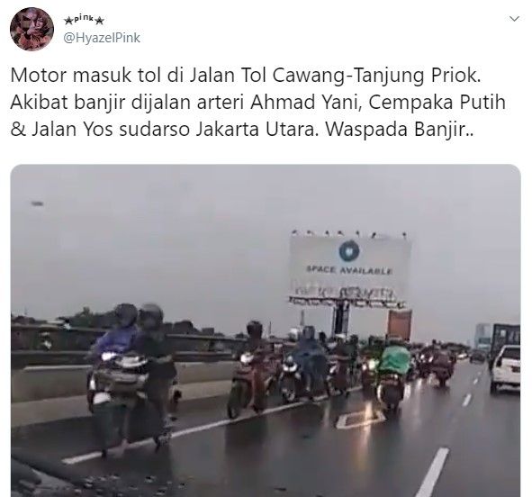 Hindari banjir, motor masuk Tol Cawang-Tanjung Priok (Twitter/hyazelpink)