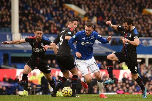 Pemain Everton Gylfi Siggurdson melewati pemain Crystal Palace dalam laga Liga Inggris yang berlangsung di Goodison Park, Sabtu (8/2/2020). [AFP]