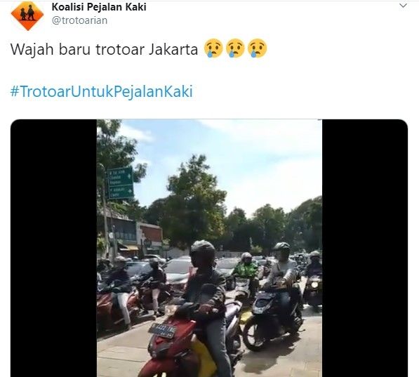 Trotoar di Kemang diserobot pengendara sepeda motor (Twitter/trotoarian)