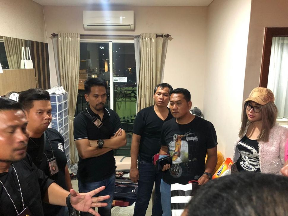 Lucinta Luna, pesohor, ditangkap aparat Satnarkoba Pilres Jakarta Barat, di sebuah apartemen, diduga terkait kasus kepemilikan narkoba, Selasa (11/2/2020) pagi tadi. [dokumentasi polisi]