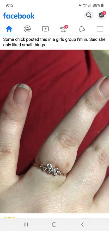 Cincin tunangan dan kuku yang bikin salfok. (Facebook/@You said yes, but your finger said no)