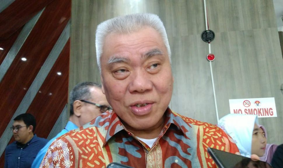 Ketua Harian PBSI Alex Tirta usai menghadiri penandatanganan MoU dengan Kemenpora terkait pencairan dana Pelatnas dan persiapan Olimpiade 2020 di Gedung Kemenpora, Jakarta, Selasa (11/2/2020). [Suara.com/Arief Apriadi]