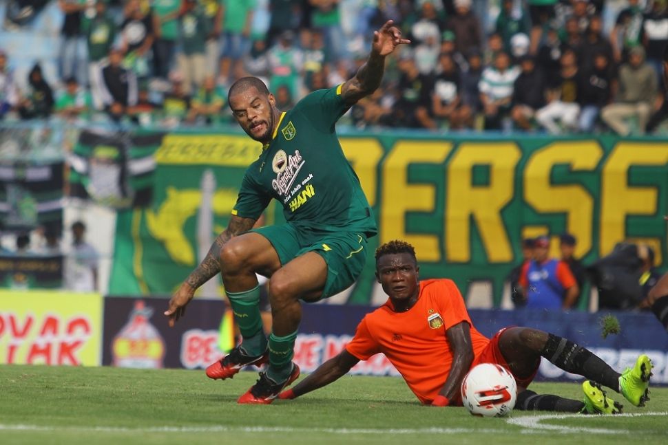 Pesepak bola Persebaya David Aparecido da Silva (kiri) mencoba melewati hadangan pesepak bola Bhayangkara FC Ni Bibola Guy (kanan) saat pertandingan penyisihan grup A Piala Gubernur Jawa Timur di Stadion Gelora Bangkalan (SGB), Bangkalan, Jawa Timur, Rabu (12/2/2020). Persebaya kalah lawan Bhayangkara FC dengan skor akhir 0-1. ANTARA FOTO/Moch Asim/ama.