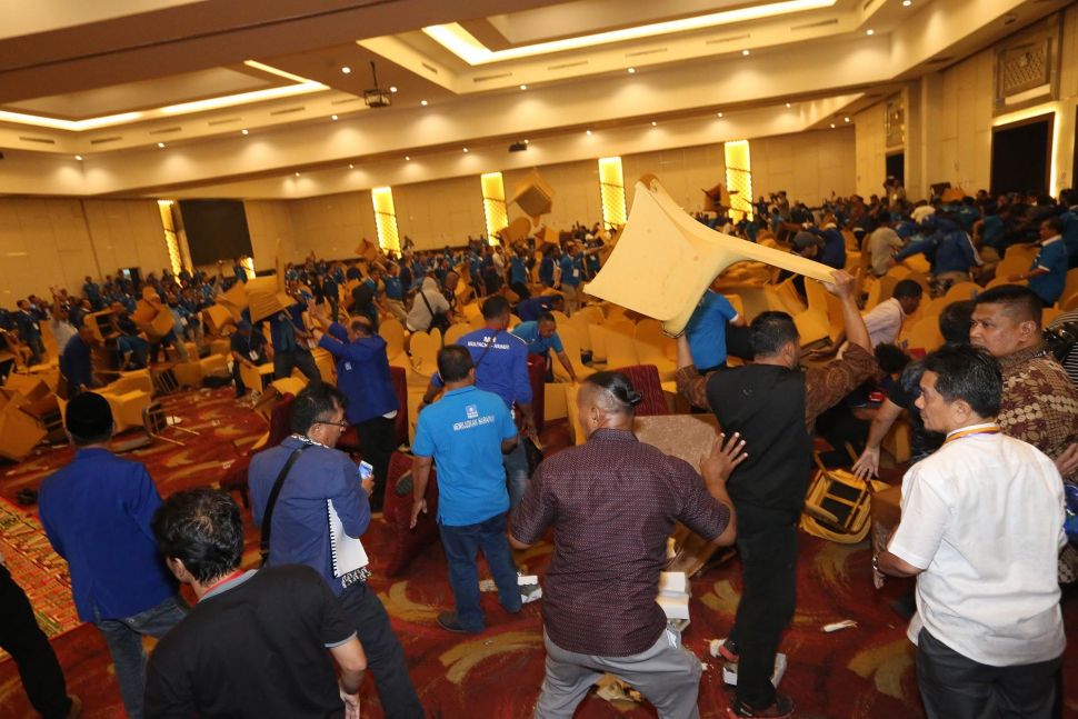 Kericuhan antar dua kubu pendukung calon Ketua Umum PAN saat sidang pleno Kongres V PAN di Kendari, Sulawesi Tenggara, Selasa (11/2). [ANTARA FOTO/Usman]