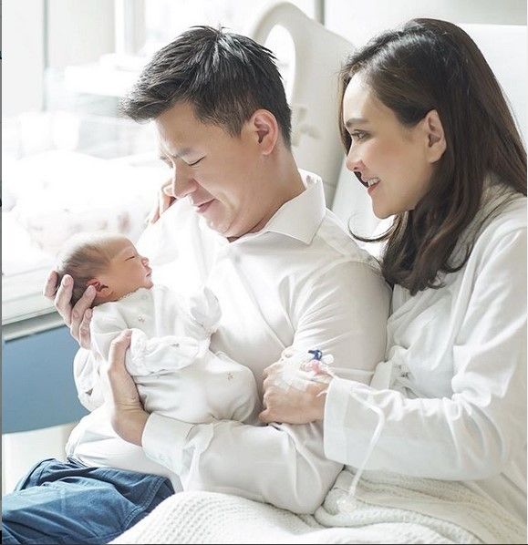 Shandy Aulia dan suami, David Herbowo bersama sang bayi, Claire Herbowo. [Instagram]