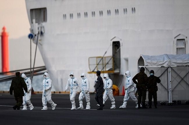 Sejumlah petugas kesehatan Jepang keluar dari kapal Diamond Princess yang dikarantina karena virus corona. (Foto: AFP)