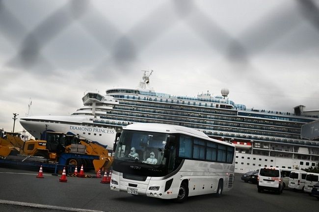 Petugas kesehatan di Jepang memindahkan penumpang yang positif terjangkit virus corona dari kapal pesiar Diamond Princess ke rumah sakit untuk dirawat. (Foto: AFP)