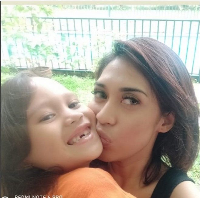 Karen Idol bersama mendiang putrinya, Zefania. [Instagram]