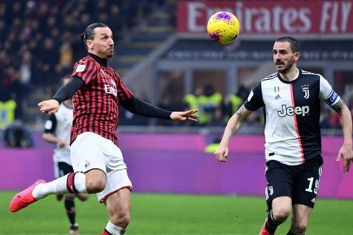 Bek Juventus Leonardo Bonucci (kanan) mencoba menempel ketat striker AC Milan Zlatan Ibrahimovic saat laga leg pertama semifinal Copa del Rey di San Siro. Alberto PIZZOLI / AFP