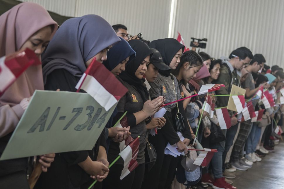 Warga Negara Indonesia (WNI) yang dievakuasi dari Wuhan, Provinsi Hubei, China berdoa bersama usai menjalani masa observasi di Hanggar Pangkalan Udara TNI AU Raden Sadjad, Ranai, Natuna, Kepulauan Riau, Sabtu (15/2). [ANTARA FOTO/Muhammad Adimaja]