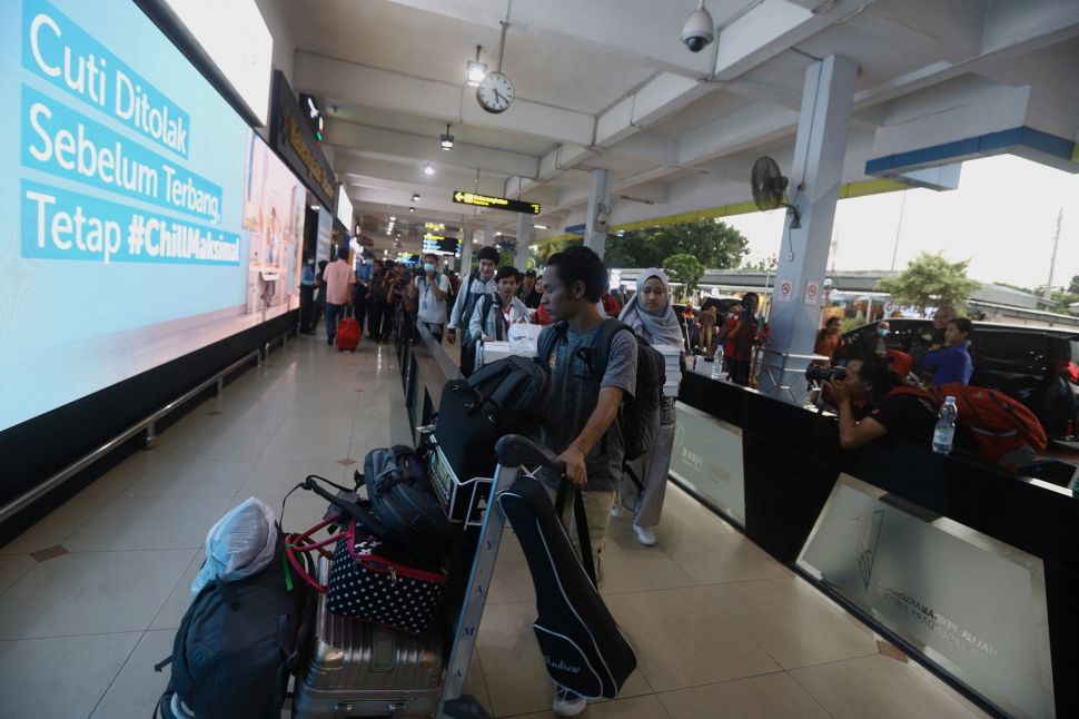 Warga Negara Indonesia (WNI) yang menjalani masa observasi selama 14 hari terkait virus corona di Pangkalan Udara TNI AU Raden Sadjad, Natuna, tiba di Bandara Internasional Halim Perdanakusuma, Jakarta, Sabtu (15/2). [Suara.com/Angga Budhiyanto]