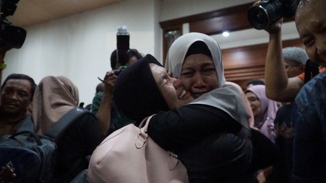 Kedatangan 62 WNI dari Natuna disambut tangis gembira keluarga di Bandara Juanda, Surabaya, Sabtu (15/2/2020) malam. (Suara.com/Arry Saputra)