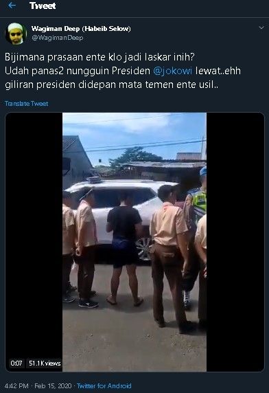 Tingkah usil pemuda saat menyambut Presiden Jokowi. (Twitter/@WagimanDeep)