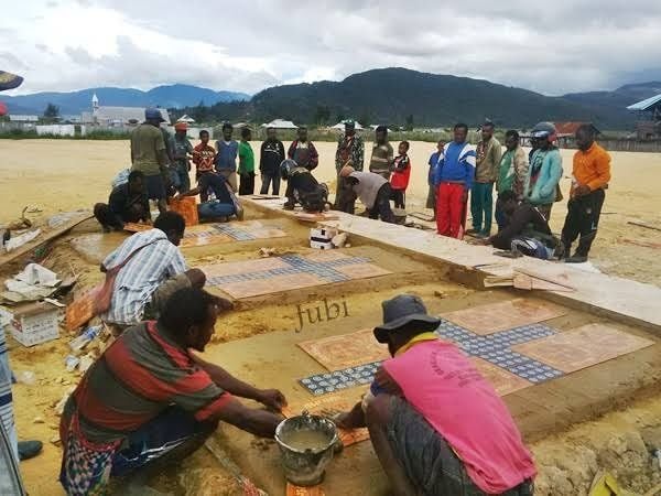 Makam korban penembakan massal di Paniai, Papua, 2014. [Jubi]