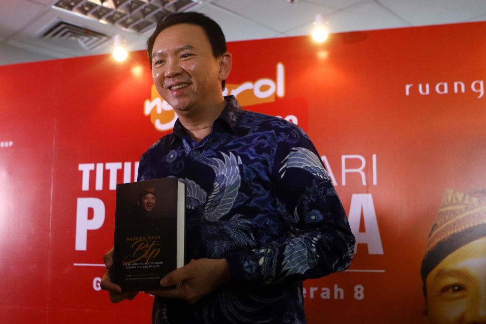 Penulis buku 'Panggil Saya BTP: Perjalanan Psikologi Ahok Selama di Mako Brimob' Basuki Tjahaja Purnama (Ahok) menunjukkan buku barunya di Gedung Tempo, Palmerah, Jakarta, Senin (17/2). [Suara.com/Angga Budhiyanto]