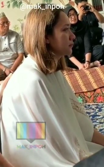 Bunga Citra Lestari menangis di tengah lantunan yat ALquran [Instagram/mak_inpoh]