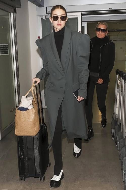 Dipakai Gigi Hadid ke Bandara di Italia, Ini Dia Tren Legging Terbaru Tahun Ini. (Who What Wear)