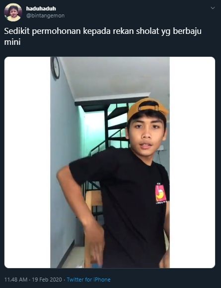 Viral Video Imbauan Tak Berbaju Mini saat Salat, Netizen: Belahannya Nyerang Psikis. Tangkapan layar (twitter.com/bintangemon)