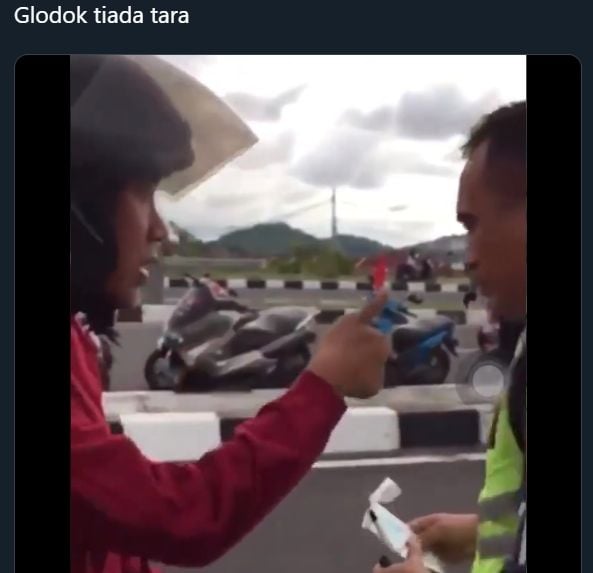 Ditilang Karena Masuk Jalur Cepat, Pemotor ke Polisi: Tapi Saya Cepat. Tangkapan layar (twitter.com/kantayu)